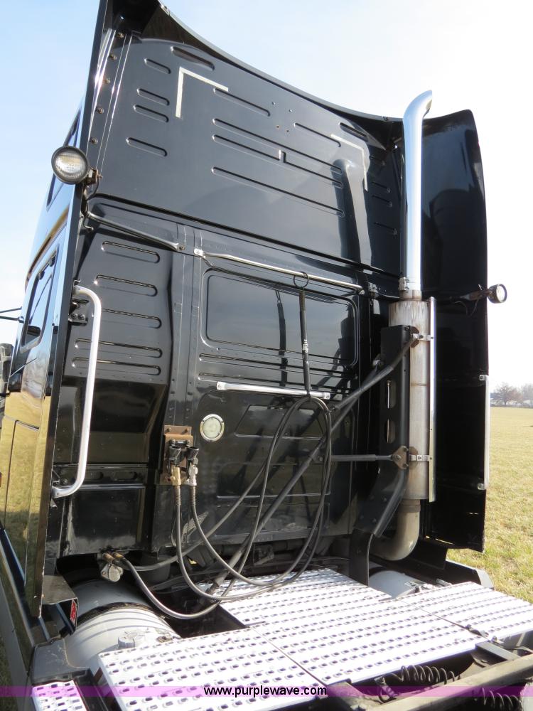 image for item B4564 2004 Volvo VNL semi truck