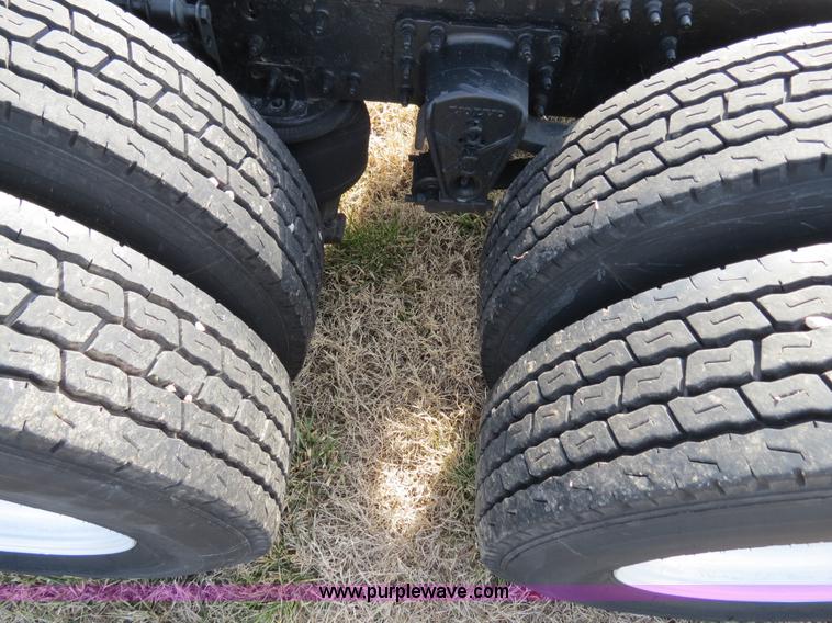 image for item B4564 2004 Volvo VNL semi truck