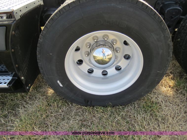 image for item B4564 2004 Volvo VNL semi truck