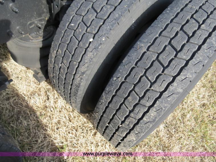 image for item B4564 2004 Volvo VNL semi truck