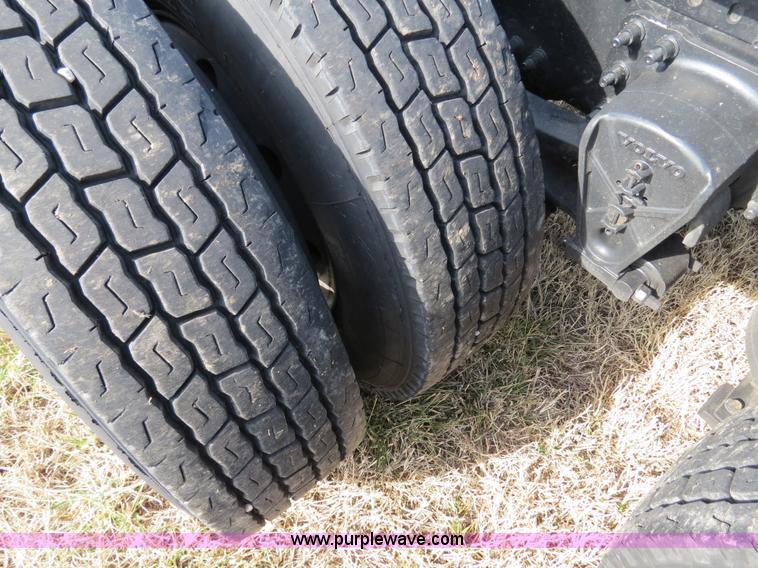 image for item B4564 2004 Volvo VNL semi truck