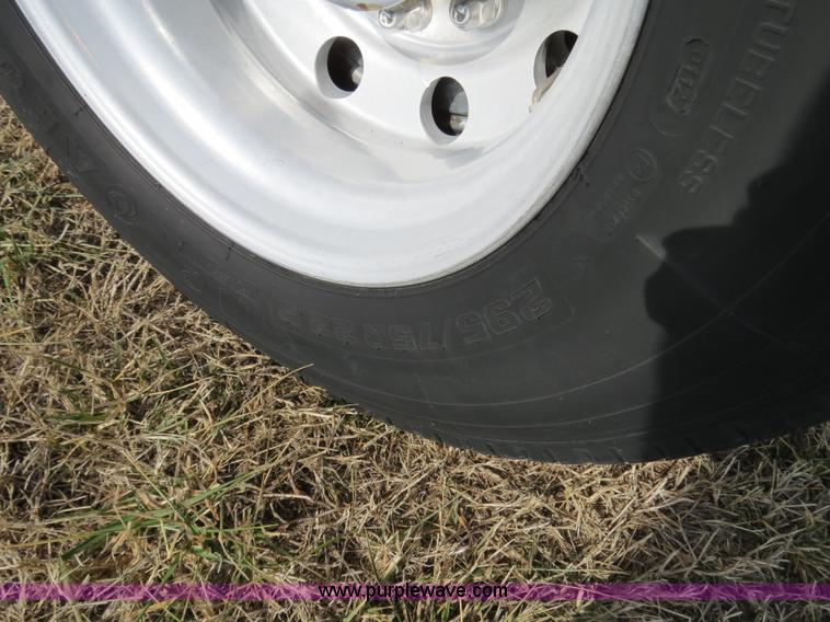 image for item B4564 2004 Volvo VNL semi truck