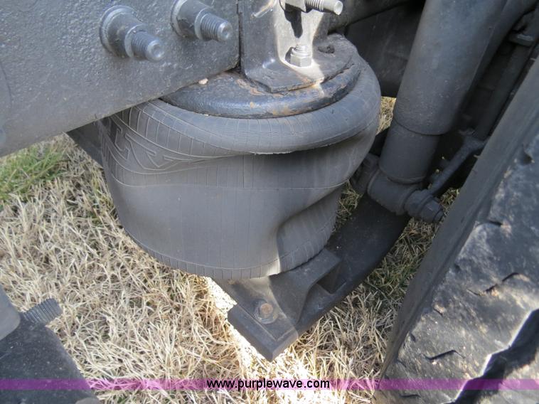 image for item B4564 2004 Volvo VNL semi truck