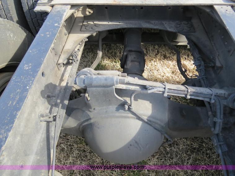 image for item B4564 2004 Volvo VNL semi truck