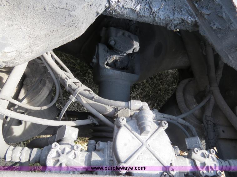 image for item B4564 2004 Volvo VNL semi truck