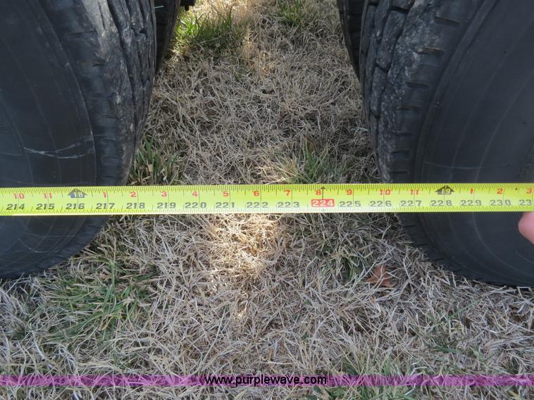 image for item B4564 2004 Volvo VNL semi truck