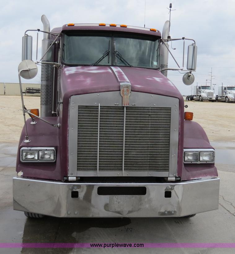 image for item B4567 1998 Kenworth T800 semi truck