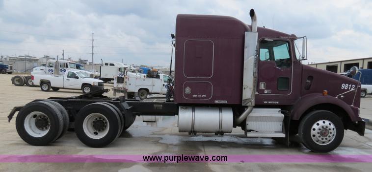 image for item B4567 1998 Kenworth T800 semi truck