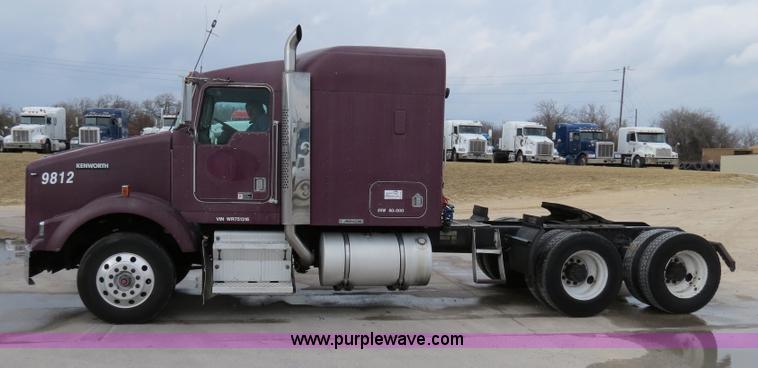 image for item B4567 1998 Kenworth T800 semi truck