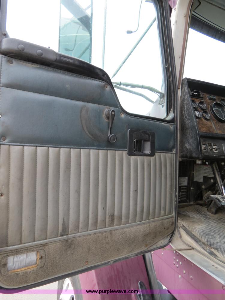 image for item B4567 1998 Kenworth T800 semi truck