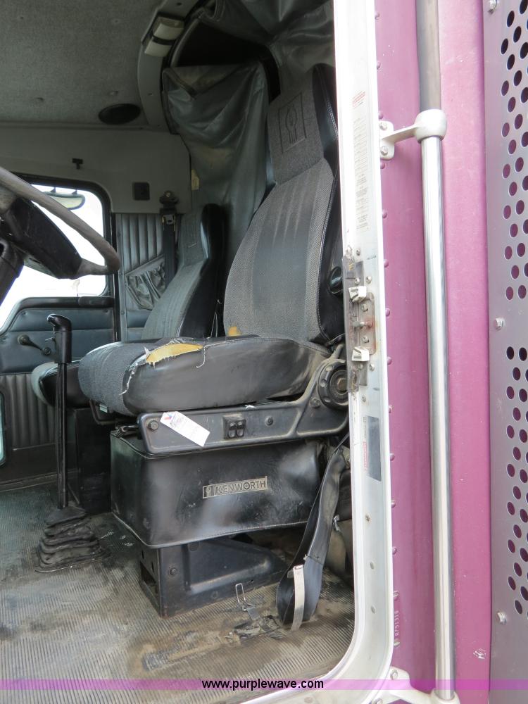 image for item B4567 1998 Kenworth T800 semi truck