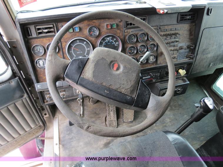 image for item B4567 1998 Kenworth T800 semi truck