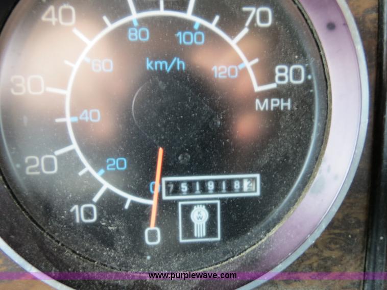 image for item B4567 1998 Kenworth T800 semi truck