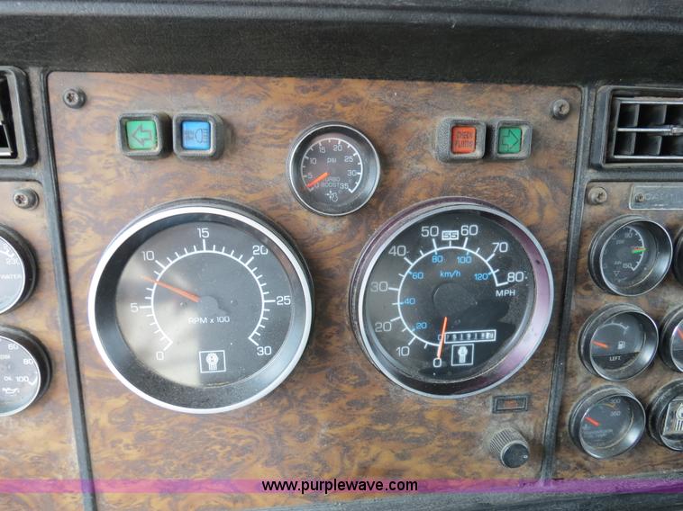 image for item B4567 1998 Kenworth T800 semi truck