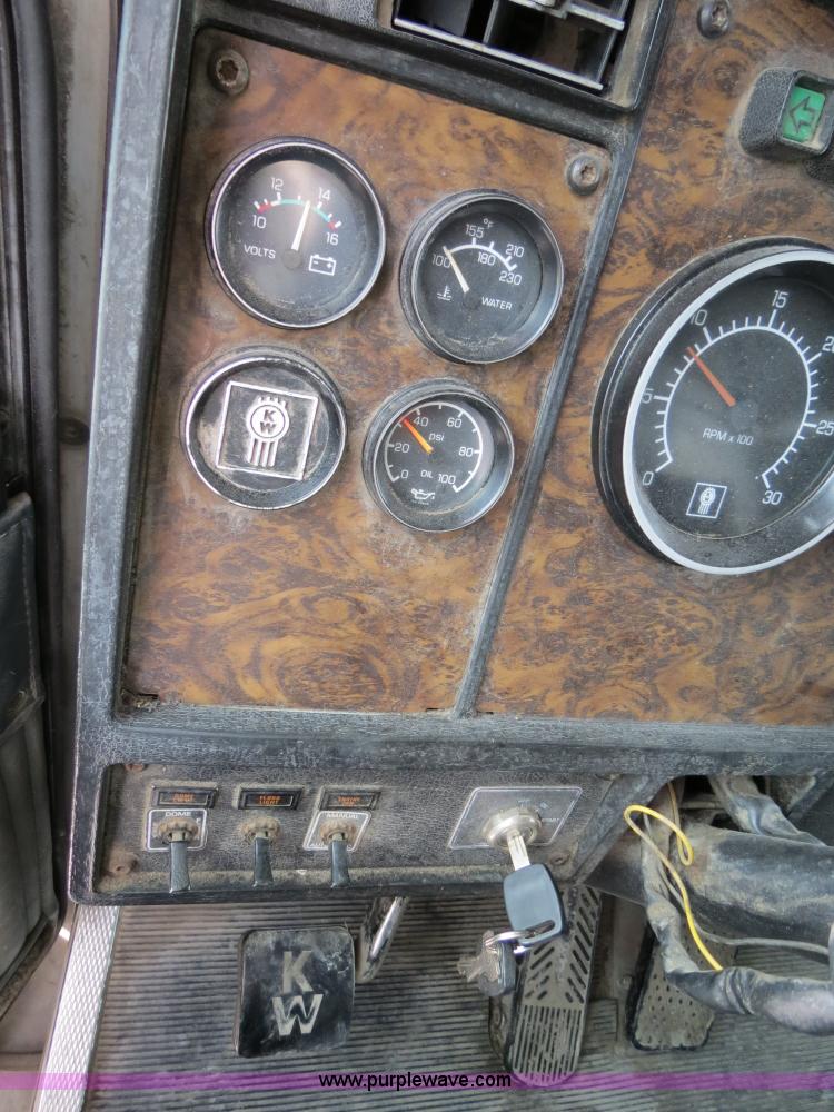 image for item B4567 1998 Kenworth T800 semi truck