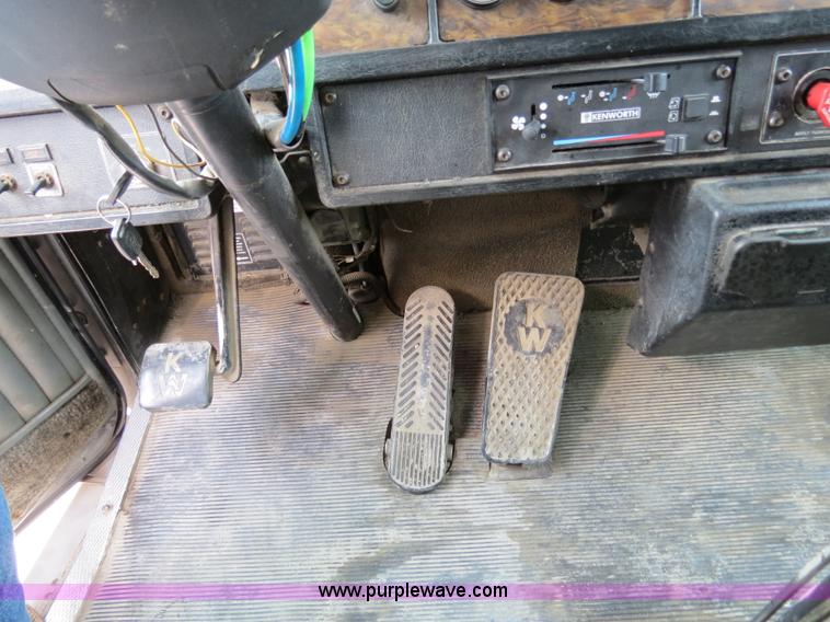 image for item B4567 1998 Kenworth T800 semi truck