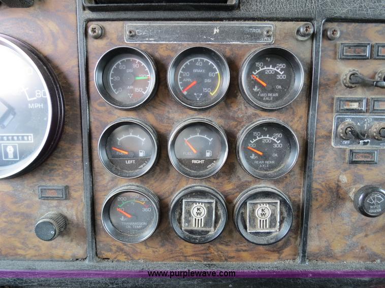 image for item B4567 1998 Kenworth T800 semi truck