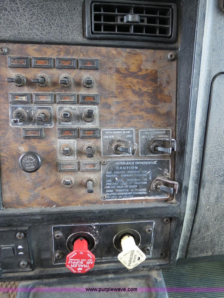 image for item B4567 1998 Kenworth T800 semi truck