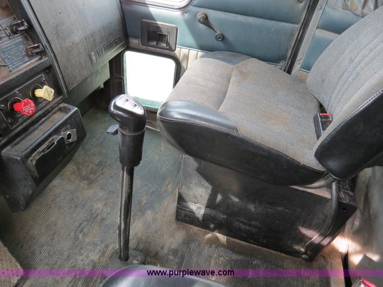 image for item B4567 1998 Kenworth T800 semi truck