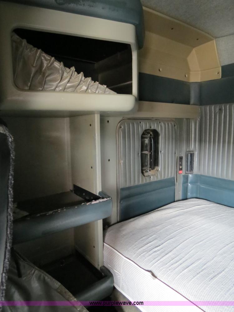 image for item B4567 1998 Kenworth T800 semi truck