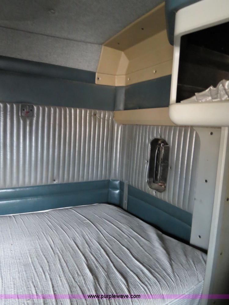 image for item B4567 1998 Kenworth T800 semi truck