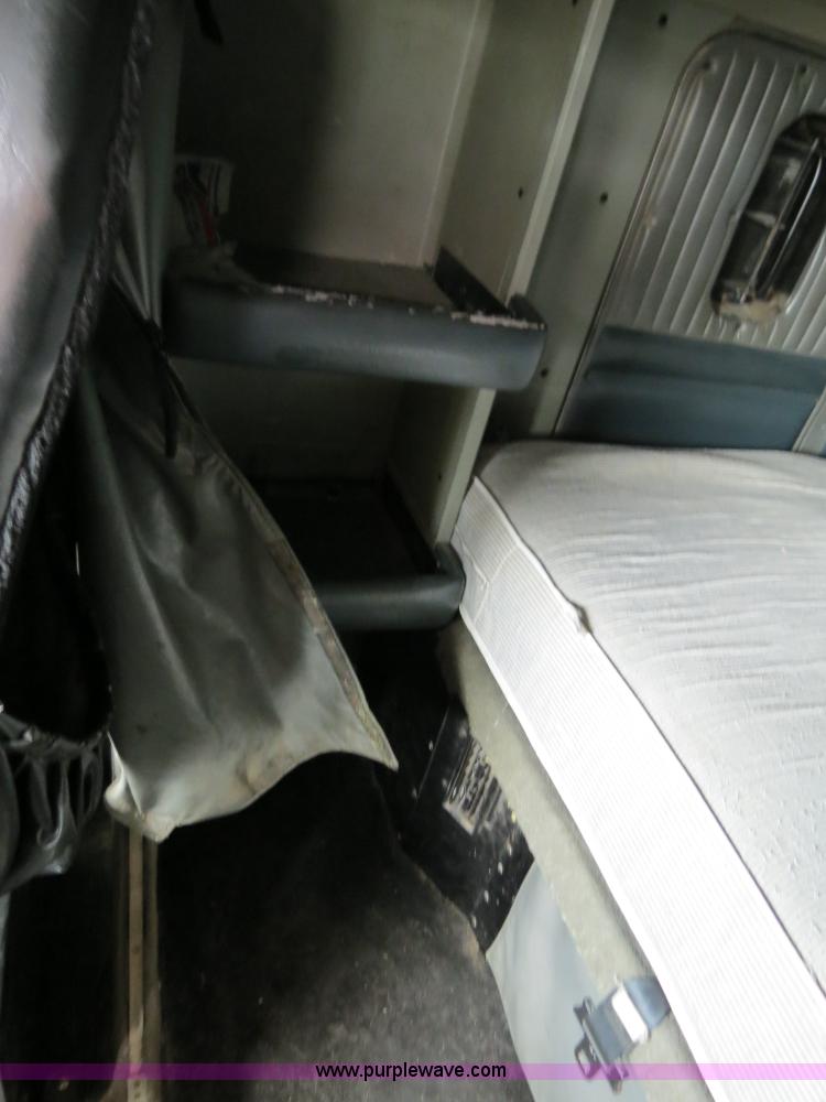 image for item B4567 1998 Kenworth T800 semi truck