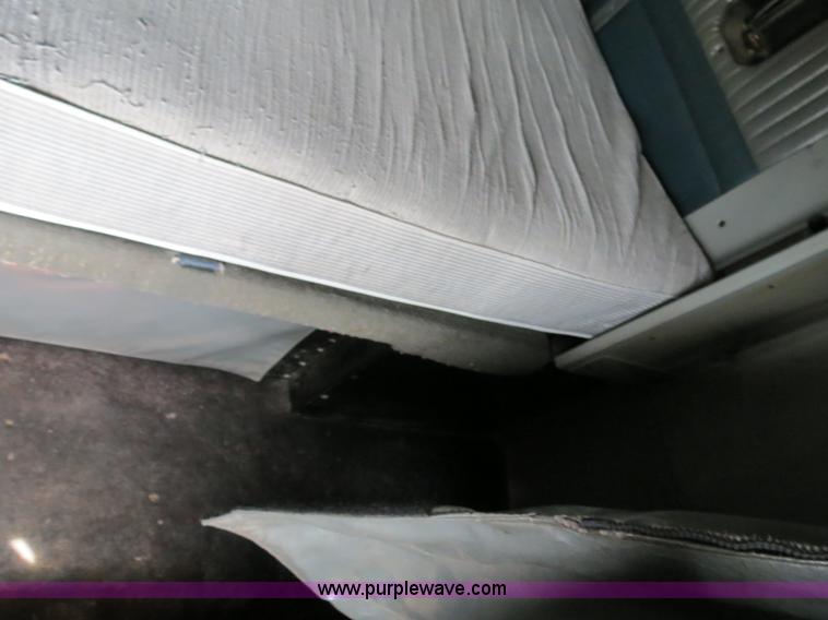 image for item B4567 1998 Kenworth T800 semi truck