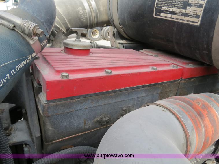 image for item B4567 1998 Kenworth T800 semi truck