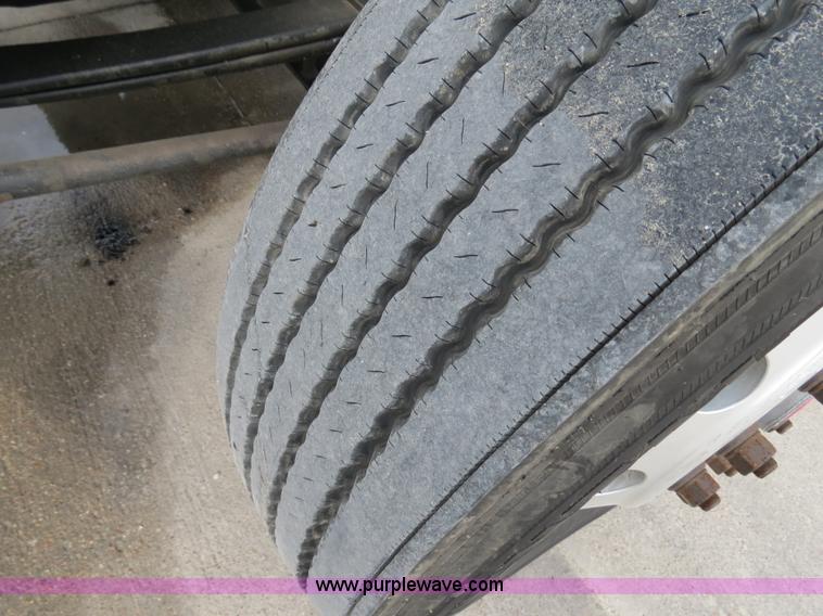 image for item B4567 1998 Kenworth T800 semi truck