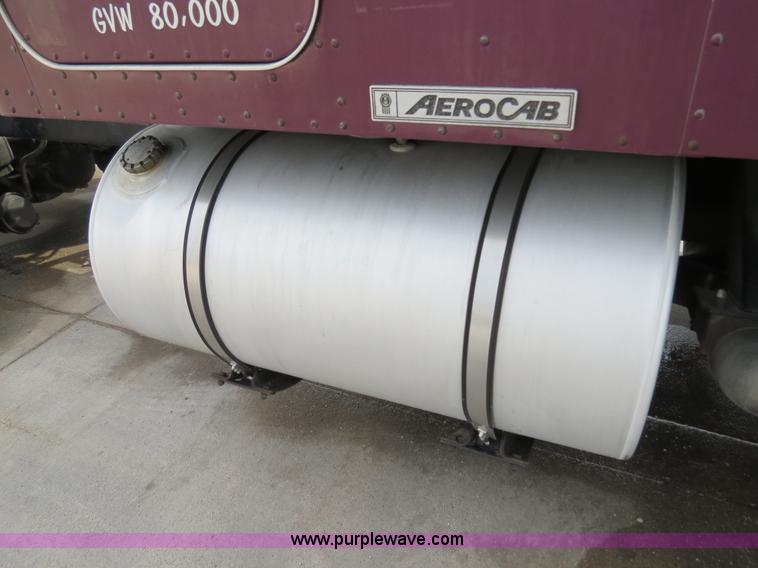 image for item B4567 1998 Kenworth T800 semi truck