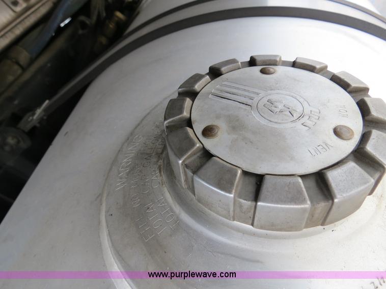 image for item B4567 1998 Kenworth T800 semi truck