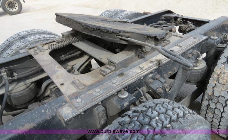 image for item B4567 1998 Kenworth T800 semi truck