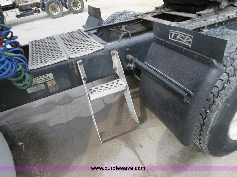 image for item B4567 1998 Kenworth T800 semi truck