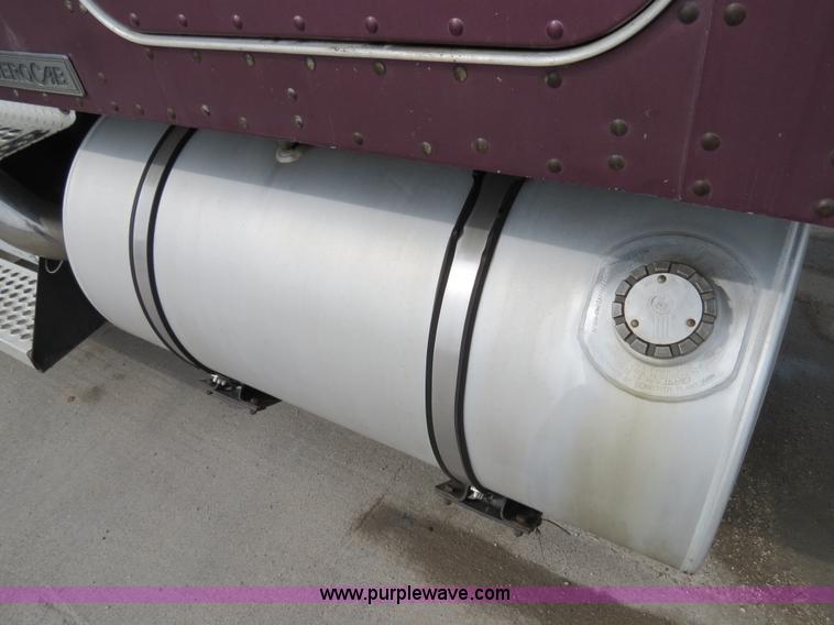 image for item B4567 1998 Kenworth T800 semi truck