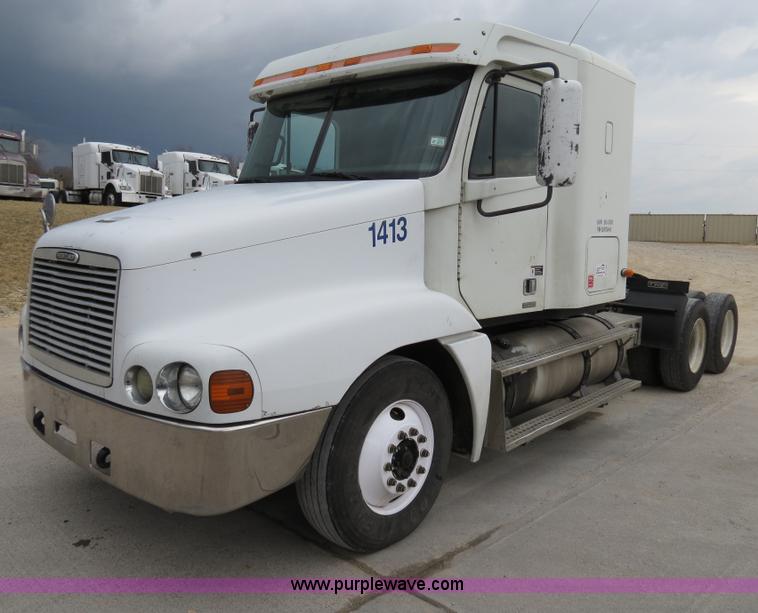 image for item B4568 2001 Freightliner C120 semi truck