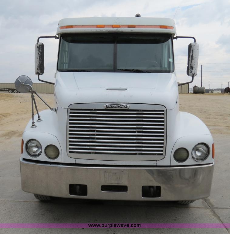 image for item B4568 2001 Freightliner C120 semi truck