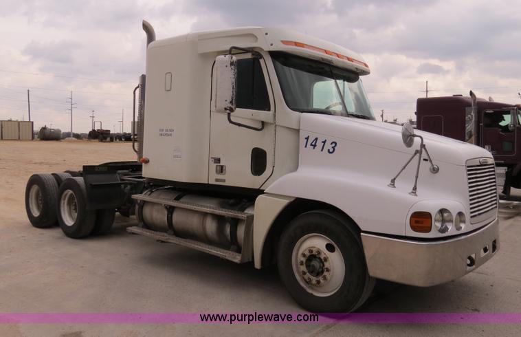 image for item B4568 2001 Freightliner C120 semi truck