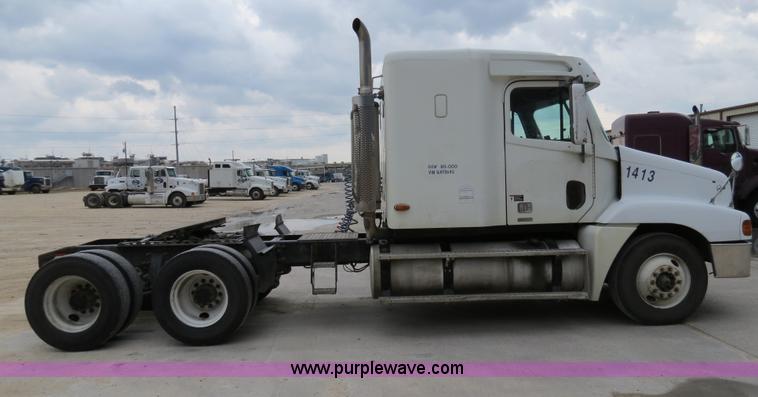 image for item B4568 2001 Freightliner C120 semi truck