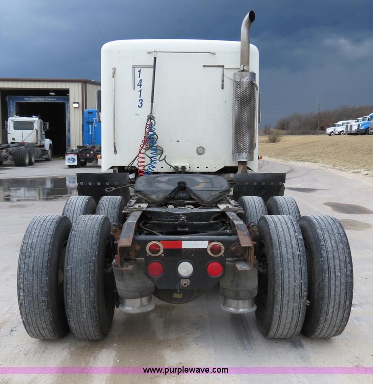 image for item B4568 2001 Freightliner C120 semi truck