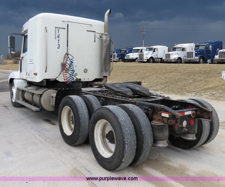 image for item B4568 2001 Freightliner C120 semi truck