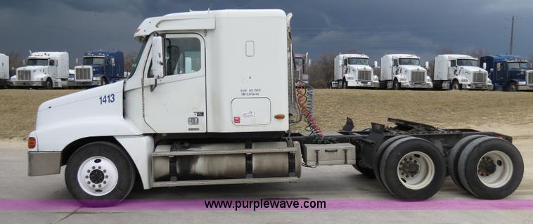 image for item B4568 2001 Freightliner C120 semi truck