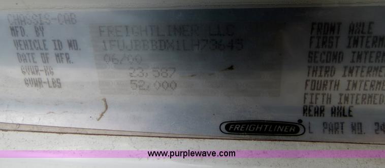 image for item B4568 2001 Freightliner C120 semi truck