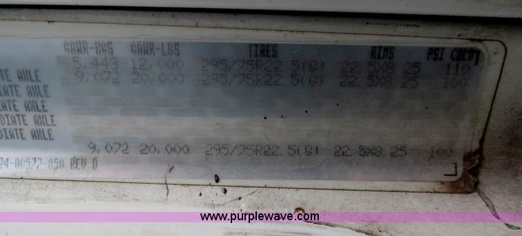 image for item B4568 2001 Freightliner C120 semi truck