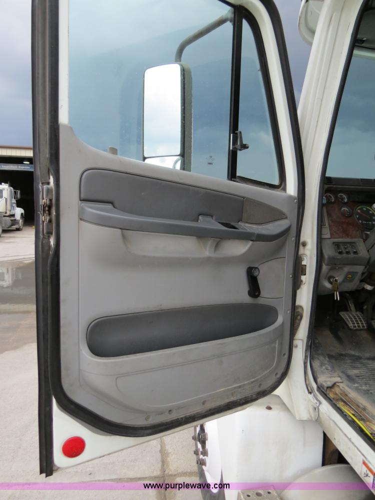 image for item B4568 2001 Freightliner C120 semi truck