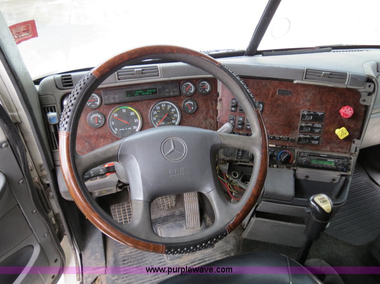 image for item B4568 2001 Freightliner C120 semi truck