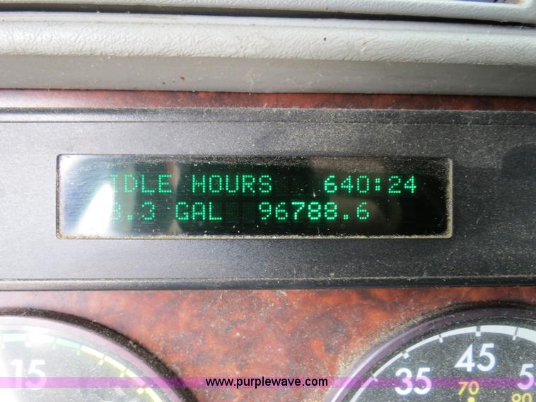 image for item B4568 2001 Freightliner C120 semi truck