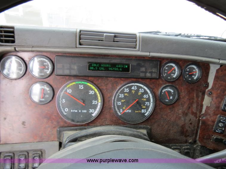 image for item B4568 2001 Freightliner C120 semi truck