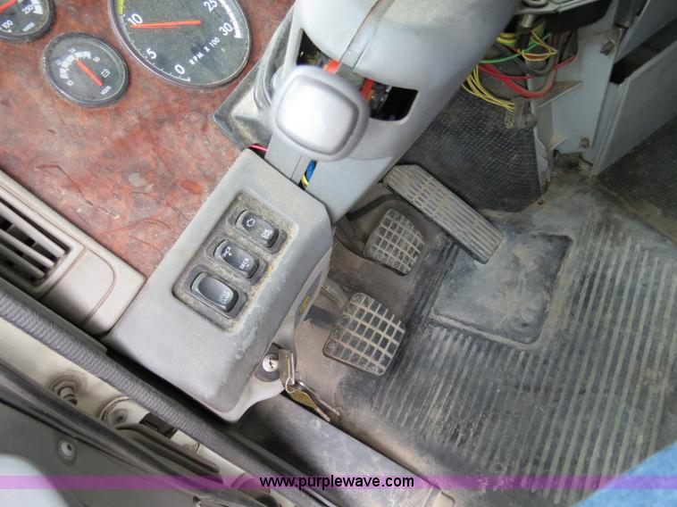 image for item B4568 2001 Freightliner C120 semi truck