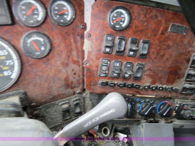 image for item B4568 2001 Freightliner C120 semi truck