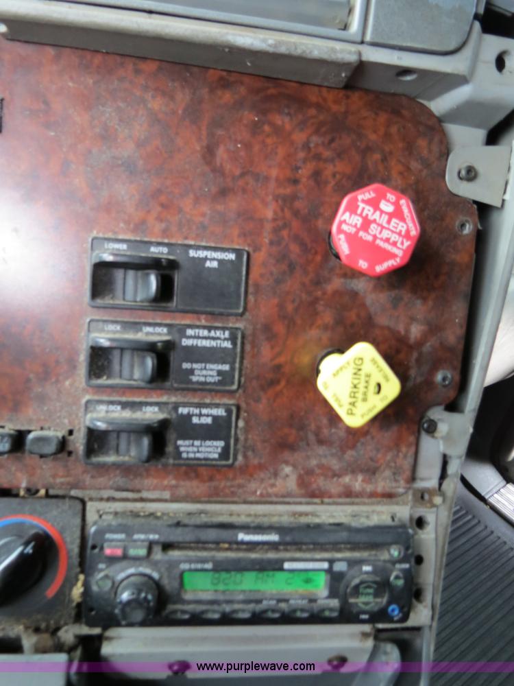 image for item B4568 2001 Freightliner C120 semi truck